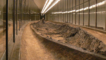 Vikingeskibsgraven fra bagenden af gravh�jen